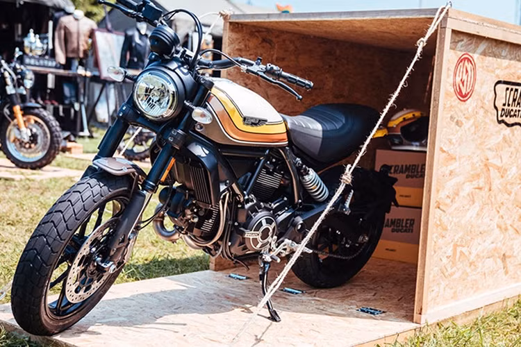 Trong sự kiện môtô độ Wheels and Waves diễn ra ở Biarritz, Pháp, hãng xe môtô Ducati đã gây bất ngờ khi trình làng phiên bản mới của dòng Scrambler mang tên Mach 2.0. Phiên bản Ducati Scrambler Mach 2.0 là sự kết hợp giữa phong cách xe Ducati Scrambler Café Racer và Scrambler Desert Sled đầy cá tính.