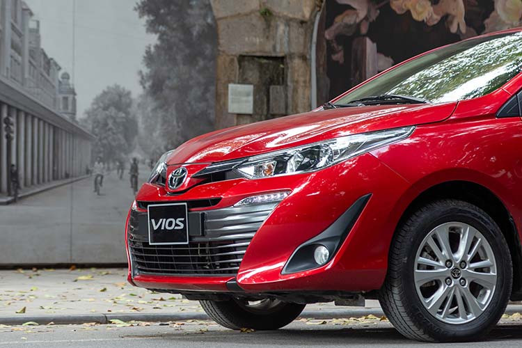 Đáng chú ý là bản Toyota Vios E MT 2020 nay đã có phanh đĩa cho cả 4 bánh, đây là trang bị đã bị cắt đi ở bản 2019. Vios E nay có 2 lựa chọn là 3 túi khí và 7 túi khí để khách hàng mua xe chạy dịch vụ dễ dàng lựa chọn hơn.