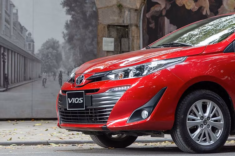 Đáng chú ý là bản Toyota Vios E MT 2020 nay đã có phanh đĩa cho cả 4 bánh, đây là trang bị đã bị cắt đi ở bản 2019. Vios E nay có 2 lựa chọn là 3 túi khí và 7 túi khí để khách hàng mua xe chạy dịch vụ dễ dàng lựa chọn hơn.