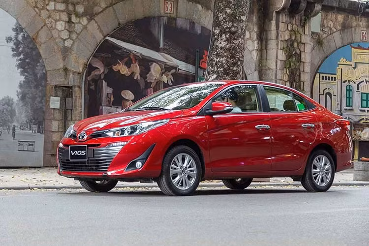 Giá xe Toyota Vios 2020 tại Việt nam được niêm yết như sau: Vios G CVT : 570.000.000 đồng (Phiên bản 7 túi khí); Vios E CVT: 540.000.000 đồng (Phiên bản 7 túi khí); Vios E CVT : 520.000.000 đồng (Phiên bản 3 túi khí); Vios E MT: 490.000.000 đồng(Phiên bản 7 túi khí); Vios E MT : 470.000.000 đồng (Phiên bản 3 túi khí).