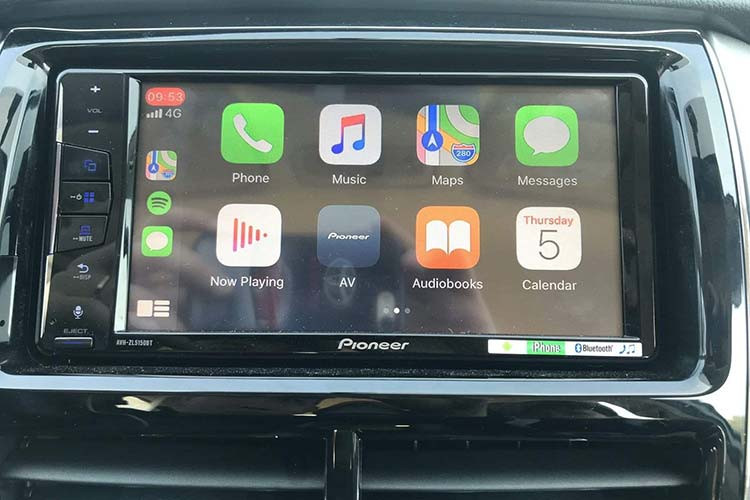 Bên cạnh đó, đồng hồ hỗ trợ lái sẽ được tích hợp thêm màn hình thông tin TFT tương tự như Vios đang bán ra tại Malaysia. Trong khi đó, hai phiên bản còn lại là E CVT (số tự động) và E MT (số sàn) sẽ không còn sử dụng ghế nỉ, mà thay vào đó là chuyển sang dùng ghế da &amp; da simili.