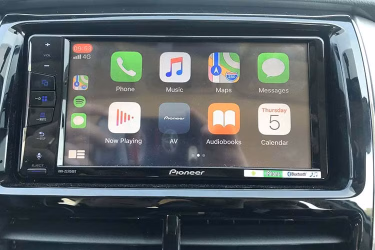 Bên cạnh đó, đồng hồ hỗ trợ lái sẽ được tích hợp thêm màn hình thông tin TFT tương tự như Vios đang bán ra tại Malaysia. Trong khi đó, hai phiên bản còn lại là E CVT (số tự động) và E MT (số sàn) sẽ không còn sử dụng ghế nỉ, mà thay vào đó là chuyển sang dùng ghế da &amp; da simili.