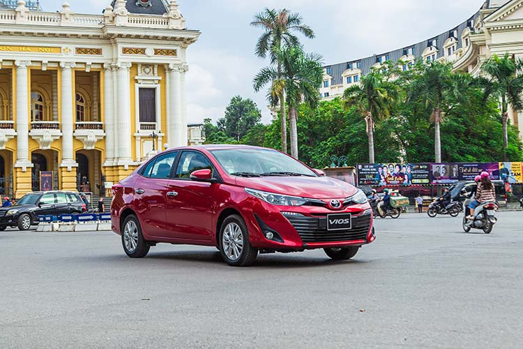 Toyota Vios được mệnh danh là “xe quốc dân” khi nó là dòng xe bán chạy nhất trong phân khúc sedan hạng B. Tuy nhiên trong thời gian gần đây, Vios bị “vượt mặt” bởi đối thủ không cùng phân khúc – Mitsubishi Xpander. Chính vì vậy việc mẫu xe này phải thay đổi được xem là dễ hiểu - không chắc chắn sẽ còn bị vượt mặt dài dài. 