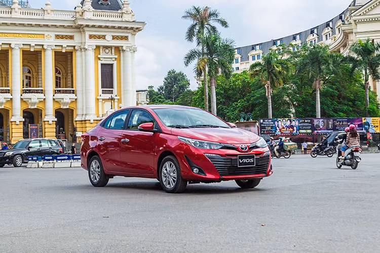 Toyota Vios được mệnh danh là “xe quốc dân” khi nó là dòng xe bán chạy nhất trong phân khúc sedan hạng B. Tuy nhiên trong thời gian gần đây, Vios bị “vượt mặt” bởi đối thủ không cùng phân khúc – Mitsubishi Xpander. Chính vì vậy việc mẫu xe này phải thay đổi được xem là dễ hiểu - không chắc chắn sẽ còn bị vượt mặt dài dài. 