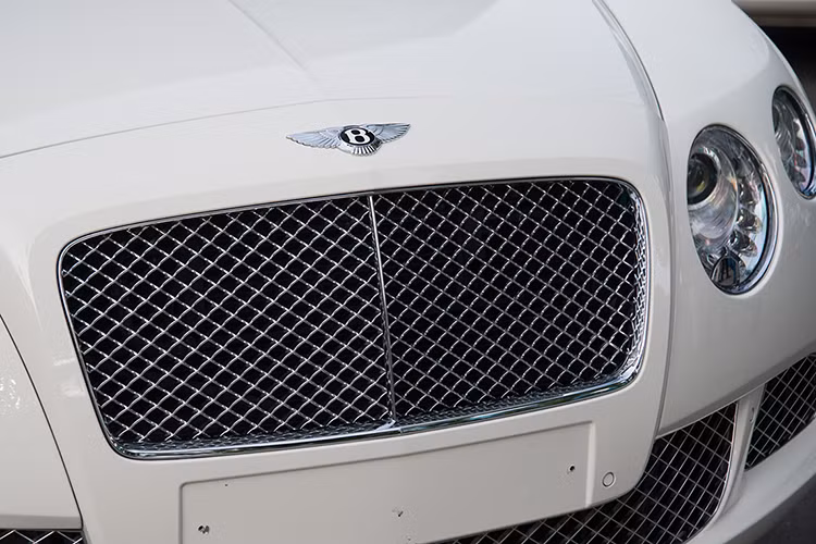 Đáng chú ý là phía dưới cản trước, cản sau và viền sườn xe được ốp chất liệu carbon ấn tượng. Các cửa kính của xe được trang bị kính dày 1/4 inch triệt tiêu toàn bộ tiếng ồn từ bên ngoài. Trên phiên bản này, gương chiêu hậu của xe tích hợp đèn báo sáng dạng led, logo W12 in trên thân xe.