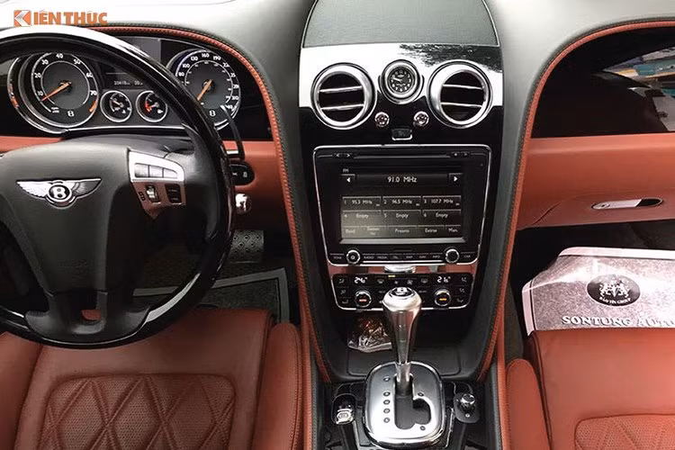 Bên trong nội thất, tất cả các chi tiết trên xe như ghế da, ốp gỗ... đều được làm thủ công. Để phân biệt với bản GT, trên tựa ghế của bản Speed sẽ được các nghệ nhân Bentley thêu logo chữ Speed cách điệu. Sự kết hợp của da, gỗ và kim loại sáng bóng khiến nội thất xe nổi bật hơn.