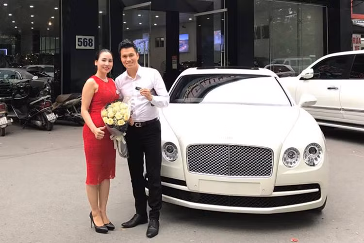 Tại thị trường Việt Nam, mẫu xe thể thao hạng sang Bentley Continental GT Speed chính là một trong những mẫu xe sang thể thao 2 cửa mạnh mẽ nhất hiện nay. Theo giới thạo xe mẫu xe này sau khi về đến tay chủ nhân và chính thưc được ra biển trắng sẽ có mức giá lên đến hơn 11 tỷ đồng.