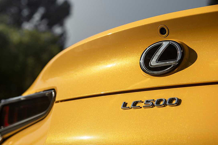 Tất cả 100 chiếc Coupe hạng sang Lexus LC 500 Inspiration Series được sản xuất sẽ đi kèm bộ mâm 21 inch 5 chấu kép mạ crôm khoẻ khoắn. Tất nhiên, nếu các khách hàng có yêu cầu lắp mâm to hơn hoặc cỡ 20 inch, Lexus cũng sẽ đáp ứng.