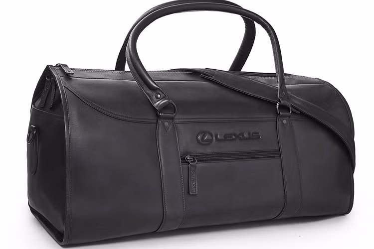 Khi trở thành chủ nhân Lexus LC 500 Inspiration Series, khách hàng còn được cung cấp một túi may bằng da Lexus có thể gấp lại thành một túi du lịch khá rộng rãi. Túi này bọc da màu đen với điểm nhấn là các đường chỉ may màu vàng đồng màu với ngoại thất của xe.