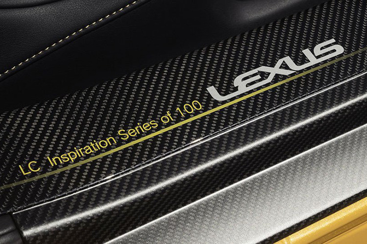 Tiến vào bên trong khoang lái, bậc cửa được ốp hoàn toàn bằng sợi carbon đi kèm dòng chữ LC Inspiration Series of 100 Lexus nhằm thể hiện đây là 1 chiếc Lexus LC Coupe phiên bản giới hạn chỉ có đúng 100 chiếc sản xuất trên toàn thế giới.
