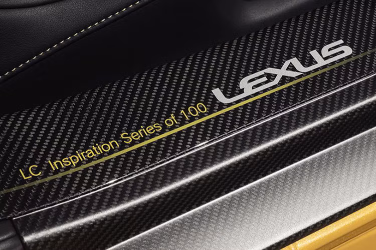Tiến vào bên trong khoang lái, bậc cửa được ốp hoàn toàn bằng sợi carbon đi kèm dòng chữ LC Inspiration Series of 100 Lexus nhằm thể hiện đây là 1 chiếc Lexus LC Coupe phiên bản giới hạn chỉ có đúng 100 chiếc sản xuất trên toàn thế giới.
