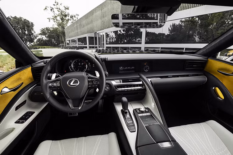 Thay đổi thứ 2 của Lexus LC 500 Inspiration Series so với bản tiêu chuẩn chính là các thành cửa bọc da màu vàng "tông xuyệt tông" với ngoại thất. Chi tiết này cũng đã từng được áp dụng trên phiên bản Lexus LC Coupe Limited Edition.