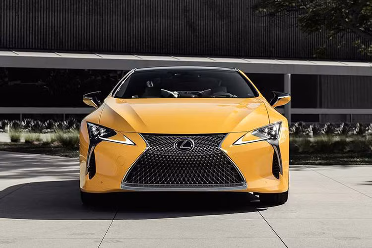Sức mạnh của động cơ được truyền tới cầu sau thông qua hộp số tự động 10 cấp, nhờ đó, chiếc xe chỉ mất thời gian 4,4 giây để có thể tăng tốc lên 100 km/h từ vị trí xuất phát trước khi đạt vận tốc tối đa 270 km/h. Xe sẽ được bán ra từ tháng 4/2019, mức giá Lexus LC 500 Inspiration Series khởi điểm 106.210 đô la (tương đương 2,46 tỷ đồng). 