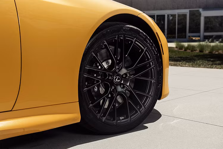 Mẫu xe sang Lexus LC 500 Inspiration Series mới này sẽ chỉ được giới hạn số lượng sản xuất 100 chiếc và dành riêng cho thị trường Mỹ. Ngoại thất xe mang màu sơn vàng Flare Yellow với điểm nhấn là lưới tản nhiệt thấp hơn so với bản tiêu chuẩn và mui xe bằng sợi carbon.