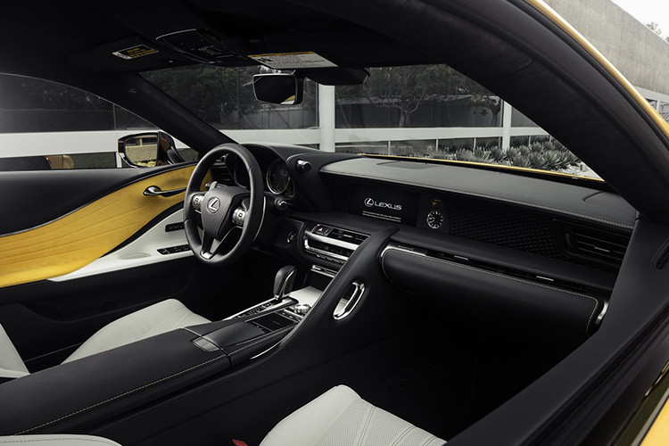 Nội thất Lexus LC 500 Inspiration Series bọc da trắng phau với ghế trước bọc da semi-aniline và chỉnh điện 10 hướng. Trần xe và một số chi tiết bọc da lộn Alcantara cao cấp màu đen tương phản với ghế ngồi. Cuối cùng không thể thiếu trong khoang lái của Lexus LC 500 phiên bản giới hạn 100 chiếc chính là sợi carbon.