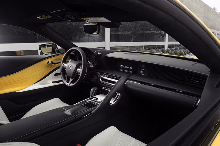 Nội thất Lexus LC 500 Inspiration Series bọc da trắng phau với ghế trước bọc da semi-aniline và chỉnh điện 10 hướng. Trần xe và một số chi tiết bọc da lộn Alcantara cao cấp màu đen tương phản với ghế ngồi. Cuối cùng không thể thiếu trong khoang lái của Lexus LC 500 phiên bản giới hạn 100 chiếc chính là sợi carbon.