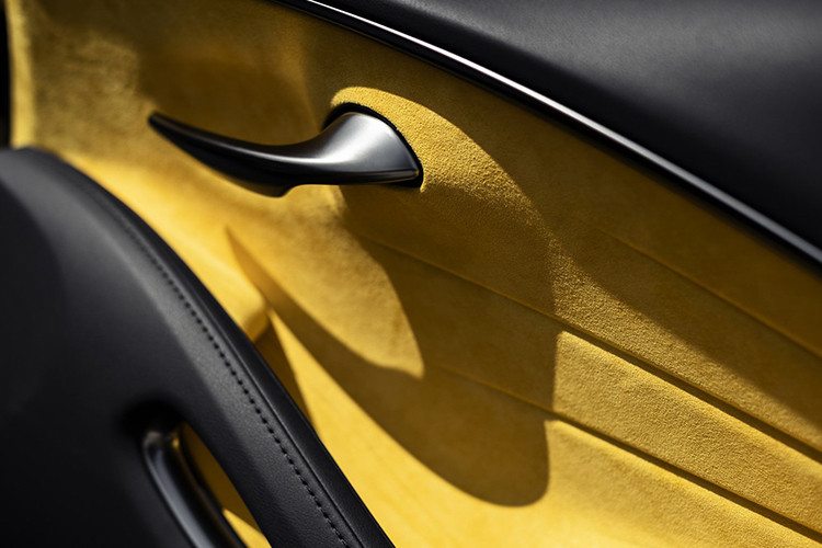 Các trang bị nổi bật khác có trên Lexus LC 500 Inspiration Series bao gồm màn hình hiển thị head-up trên kính lái, hệ thống âm thanh cao cấp Mark Levinson, hộp đựng găng tay cùng nhiều tính năng khác mà chủ nhân không phải bỏ ra đồng nào.