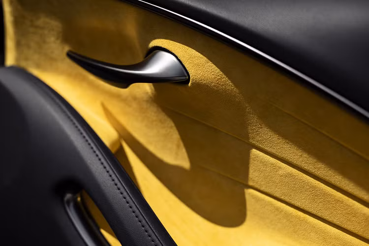 Các trang bị nổi bật khác có trên Lexus LC 500 Inspiration Series bao gồm màn hình hiển thị head-up trên kính lái, hệ thống âm thanh cao cấp Mark Levinson, hộp đựng găng tay cùng nhiều tính năng khác mà chủ nhân không phải bỏ ra đồng nào.