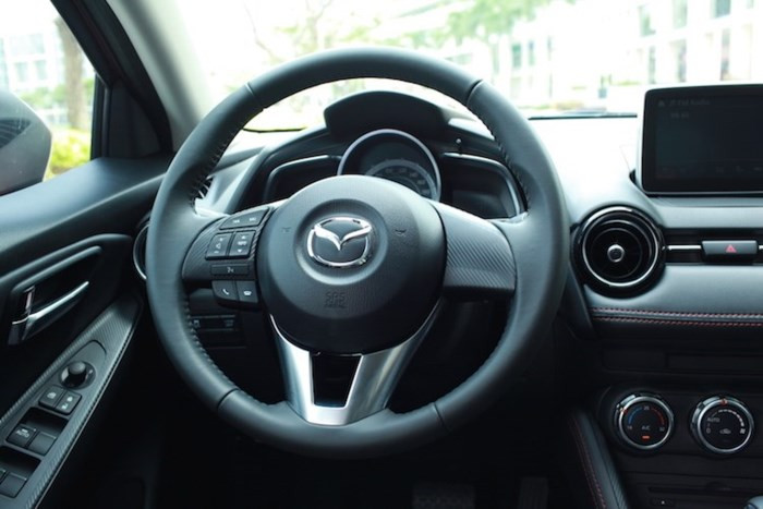 Những trang bị tiêu chuẩn trên Mazda 2 nhập khẩu cũng rất hấp dẫn trong phân khúc: ghế bọc da, đèn LED ban ngày, gương ngoài có xi-nhan và gập bằng điện, điều hoà tự động, kết nối Bluetooth. Đồng thời, những công nghệ an toàn cũng được chú trọng với ABS, EBD, DSC, camera lùi...