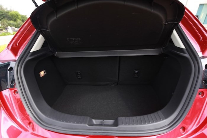 Cả 2 phiên bản của mẫu xe Mazda 2 thế hệ này đều có ghế sau gập 60/40 giúp gia tăng thể tích khoang hành lý. Phiên bản hatchback có khoang hành lý rộng 280l, chỉ bằng hơn nửa so với bản sedan (440 lít).