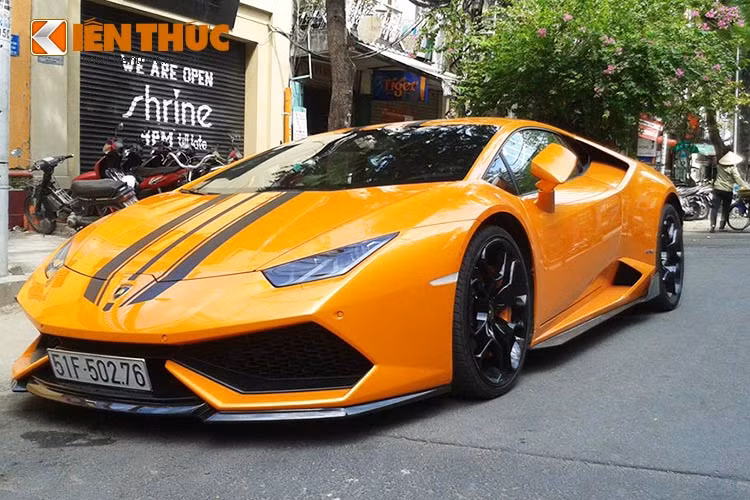 Từng về Việt Nam vào tháng 8/2015, siêu xe Lamborghini Huracan màu cam độc nhất Việt Nam là tác phẩm của hãng độ Capristo Design, công ty nổi tiếng với những hệ thống xả hiệu suất cao dành cho xe hơi.