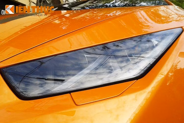 Phần đầu xe, ngoài những chi tiết nguyên bản như đầu xe, đèn pha, hốc hút gió..., thì dè trước của chiếc siêu xe này cùng một số chi tiết đã được thay mới từ hãng độ Capristo Design.