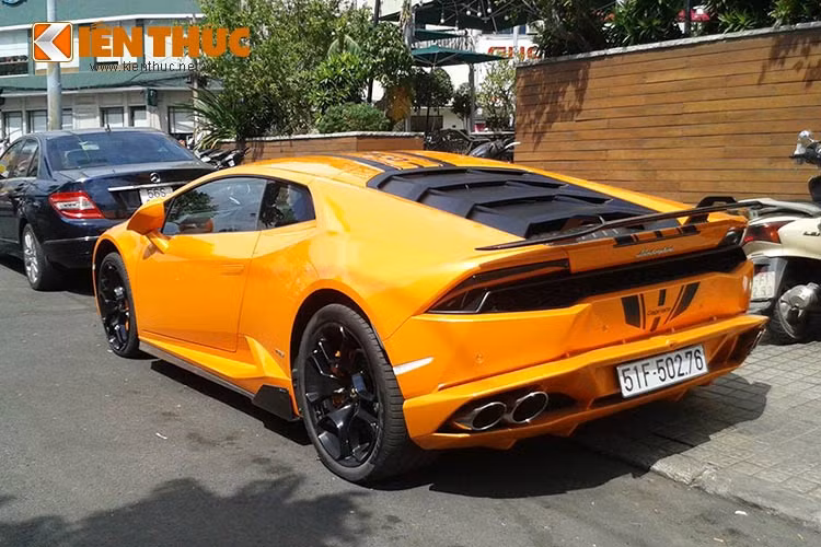 Lamborghini Huracan chính hãng tại thị trường Việt Nam có giá khoảng 16 tỷ đồng. Tuy nhiên, chiếc xe màu cam này do người chơi tự nhập, nên chi phí có thể cao hơn. Riêng gói độ ống xả Capristo có giá khoảng từ 4.406 euro, chưa kể thêm cánh gió trước và khuếch tán gió sau.