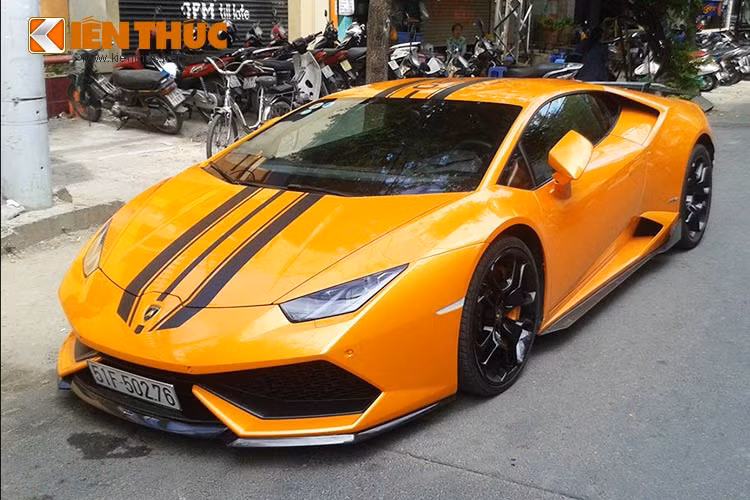 Về cơ bản Hurcan Capristo Design không khác biệt nhiều so với bản tiêu chuẩn. Xe vẫn giữ nước sơn màu cam đặc trưng nhưng bổ sung hai đường kẻ lớn cùng 3 đường kẻ nhỏ trang trí chạy song song màu đen kéo dài từ nắp capô qua nóc xe đến phần đuôi.