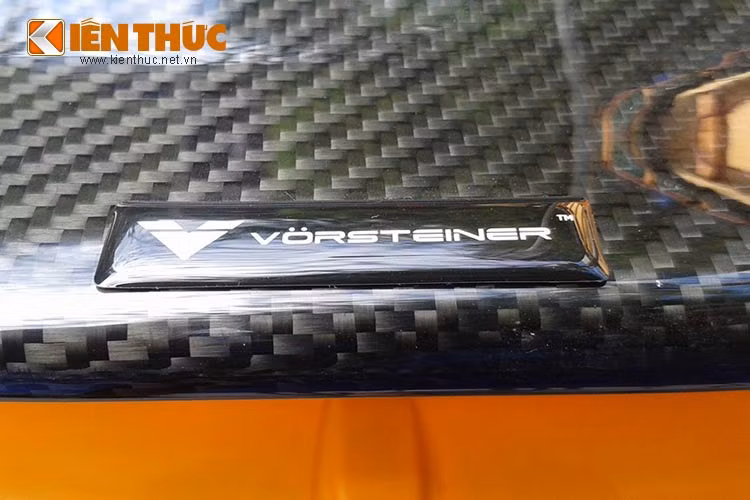 Logo của hãng độ đình đám Vorsteine xuất hiện trên cánh gió sử dụng chất liệu carbon của siêu xe này.