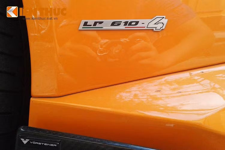 Thân xe với các chi tiết được làm từ sợi carbon bao gồm ốp cản trước, cánh gió, ốp thân xe... được thiết kế dành riêng cho siêu xe này.