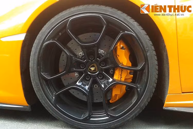  Siêu xe Lamborghini Huracan vẫn sử dụng la-zăng 20 inch, đĩa phanh với kẹp phanh màu cam - trùng với tông màu của ngoại thất xe. 