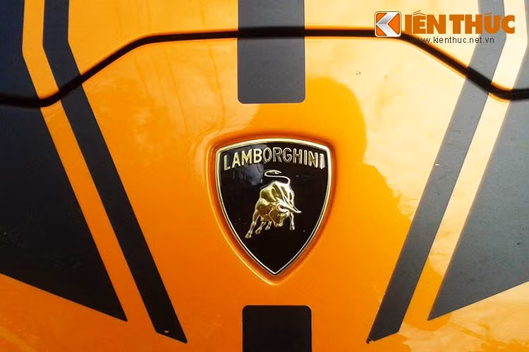 Trên nóc xe là dòng chữ “Capristo” cách điệu, hai bên thân xe cũng được in tên thương hiệu độ xe này. Phần cản sau xe cũng được sơn màu cam đồng màu với thân xe đồng thời nâng cấp hệ thống ống xả hiệu suất cao do Capristo phát triển hứa hẹn mang đến tiếng pô “chất” hơn.