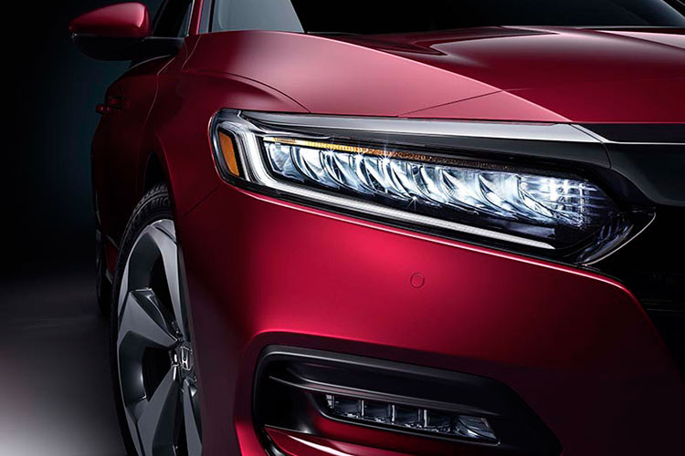 Tiếp đến là cản trước với hốc gió trung tâm hình thang khá rộng, đi kèm 3 nan nằm ngang. Thiết kế này khiến phần đầu xe của Honda Accord 2023 như rộng hơn. Ngoài ra, mẫu xe này còn có nắp ca-pô khá dài và phẳng. Những chi tiết mạ crôm của thế hệ cũ cũng không còn xuất hiện trên mẫu xe này nữa.