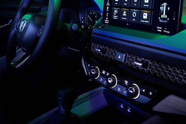 Có vẻ như các tính năng của Honda Accord mới sẽ chủ yếu được chỉnh thông qua màn hình cảm ứng trung tâm. Để hỗ trợ người dùng, Honda Accord 2023 sẽ được trang bị tính năng ra lệnh bằng giọng nói, hệ thống định vị và các ứng dụng trên xe của Google. Đây cũng là mẫu xe đầu tiên của Honda được trang bị như thế này.