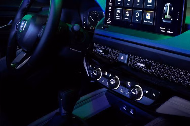 Có vẻ như các tính năng của Honda Accord mới sẽ chủ yếu được chỉnh thông qua màn hình cảm ứng trung tâm. Để hỗ trợ người dùng, Honda Accord 2023 sẽ được trang bị tính năng ra lệnh bằng giọng nói, hệ thống định vị và các ứng dụng trên xe của Google. Đây cũng là mẫu xe đầu tiên của Honda được trang bị như thế này.