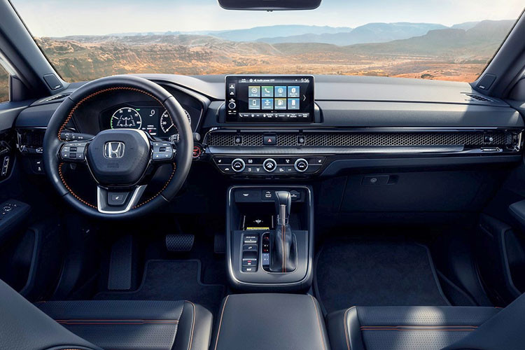 Bên trong xe, Honda Accord thế hệ mới được trang bị màn hình cảm ứng trung tâm lớn nhất trong dòng sản phẩm của hãng Honda hiện nay. Màn hình này có kích thước lên đến 12,3 inch và đặt nổi trên mặt táp-lô. Bên dưới màn hình này chỉ có đúng 1 núm xoay nhỏ, có vẻ để chỉnh âm lượng. Phía sau vô lăng của Honda Accord 2023 có thể là bảng đồng hồ kỹ thuật số toàn phần.