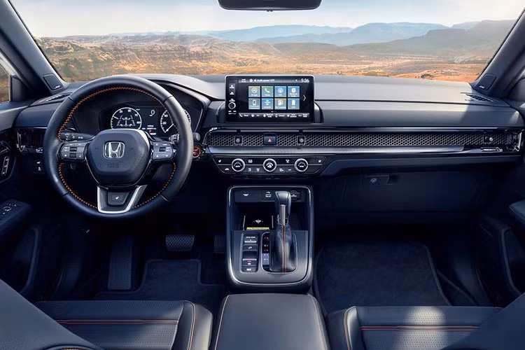 Bên trong xe, Honda Accord thế hệ mới được trang bị màn hình cảm ứng trung tâm lớn nhất trong dòng sản phẩm của hãng Honda hiện nay. Màn hình này có kích thước lên đến 12,3 inch và đặt nổi trên mặt táp-lô. Bên dưới màn hình này chỉ có đúng 1 núm xoay nhỏ, có vẻ để chỉnh âm lượng. Phía sau vô lăng của Honda Accord 2023 có thể là bảng đồng hồ kỹ thuật số toàn phần.