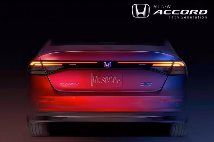 Phía sau Honda Accord 2023 xuất hiện cụm đèn hậu LED nằm vắt ngang đuôi xe. Thiết kế đèn hậu này khiến người ta liên tưởng đến Hyundai Grandeur thế hệ cũ. Thêm vào đó là cánh gió nhỏ tích hợp vào nắp cốp, cản sau khá đơn giản, tích hợp 2 đèn phản quang nằm ngang và ống xả được giấu kín.