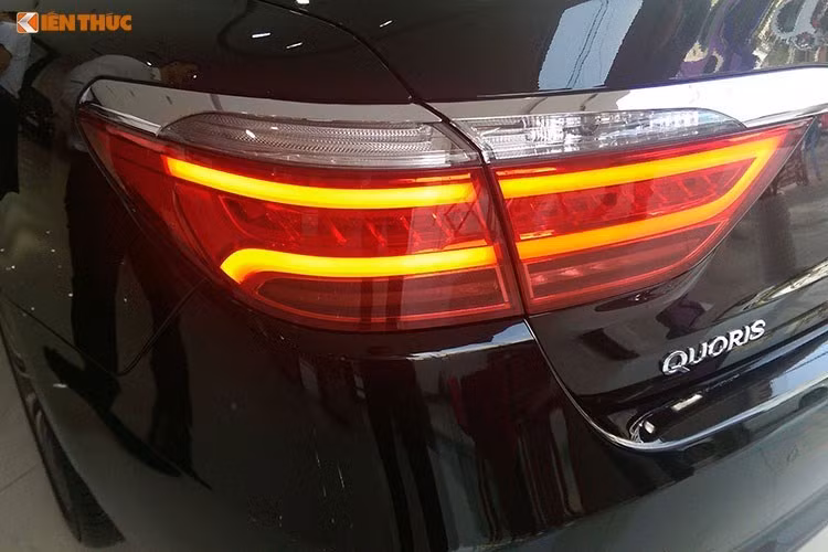 Ngoài ra, với hệ thống đèn pha Full-LED thông minh tự động điều chỉnh góc chiếu khi chuyển hướng, đèn báo rẽ LED cách điệu và đèn sương mù LED, chiếc xe còn tăng thêm nét hiện đại và cá tính. Phần đuôi của Quoris cũng vừa thanh lịch, vừa sắc sảo tạo sức hút đặc biệt.