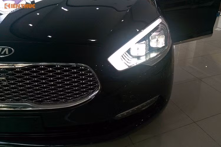 Sử dụng chung nền tảng với một mẫu xe sang khác từ Hàn Quốc là Hyundai Equus, nhưng sedan hạng sang Quoris được thiết kế mang đậm chất Kia, bắt đầu từ phần trước với mũi tản nhiệt "mũi hổ" đặc trưng. Tuy nhiên so với các mẫu Kia khác, Quoris sở hữu lưới tản nhiệt lớn mạ chrome sáng bóng, tạo nên sự sang trọng, đẳng cấp.