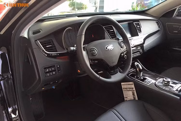 Không gian nội thất trong Quoris xứng tầm xe sang, rộng rãi với ghế bọc da nappa cao cấp, trần xe bọc da lộn cùng hàng loạt các trang bị hiện đại như kính solar cao cấp, cách âm, cách nhiệt và chống tia UV, cửa hít tự động. Điều hòa nhiệt độ 3 vùng độc lập, sưởi ấm, làm mát hàng ghế trước và sau, dàn âm thanh Harman Lexicon 17 loa...