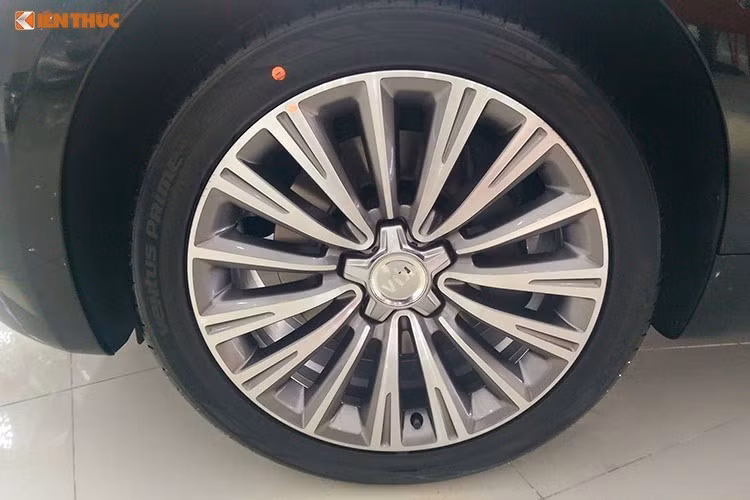 Kia Quoris sở hữu kích thước lớn với chiều dài 5.095 mm, rộng 1.900 mm và chiều cao 1.490 mm. Chiều dài cơ sở của xe đạt 3.045 mm. Các kích thước này đã khiến chiếc xe được liệt vào phân khúc sedan hạng sang cỡ lớn, mâm đúc hợp kim 19 inch của xe có thiết kế nhiều nan sang trọng.