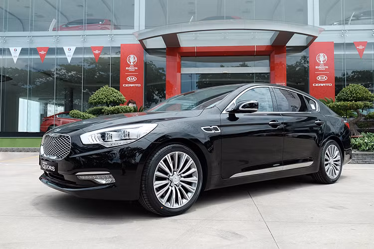 Nhà phân phối chính thức Kia tại Việt Nam là Thaco Trường Hải vừa chính thức công bố giá bán mẫu sedan hạng sang Kia Quoris 2016 với mức mức giá 2,748 tỷ đồng. Mẫu xe mới này hiện đang được trưng bày tại các Showroom của Kia trên toàn quốc.