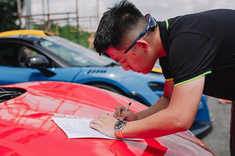 Video: Tong Dong Khue tro tai drift tren sieu xe Ferrari 458 Italia