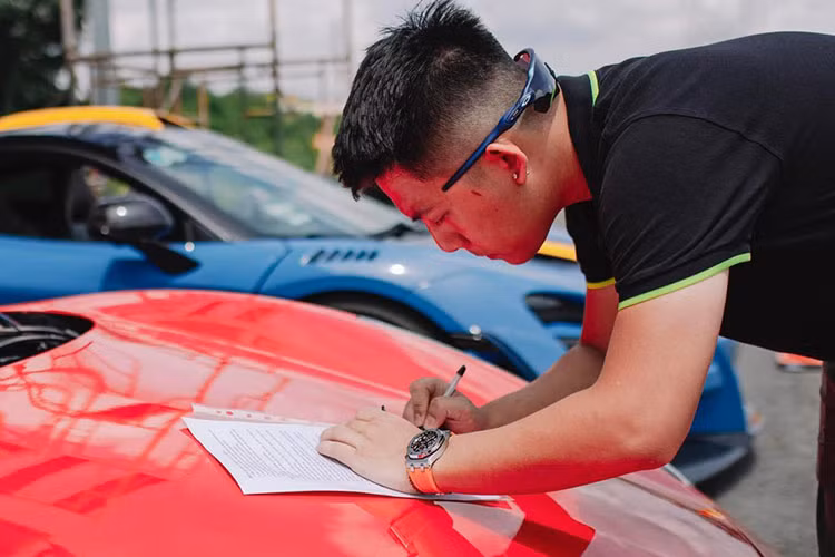 Video: Tong Dong Khue tro tai drift tren sieu xe Ferrari 458 Italia