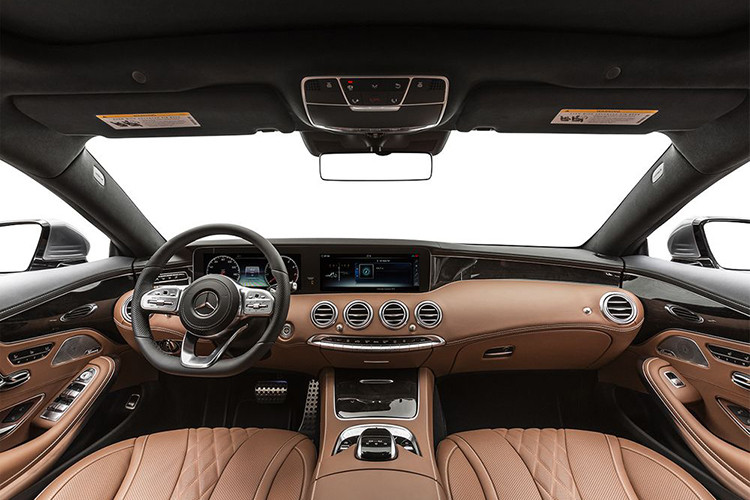 Cả hai phiên bản Maybach và AMG đều được tiết lộ qua các bản vẽ thiết kế. Những mẫu xe này sở hữu phần cửa trước dài hơn, mái xe được tinh chỉnh để phù hợp với kiểu dáng coupe. 