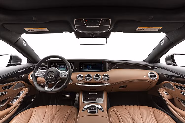 Cả hai phiên bản Maybach và AMG đều được tiết lộ qua các bản vẽ thiết kế. Những mẫu xe này sở hữu phần cửa trước dài hơn, mái xe được tinh chỉnh để phù hợp với kiểu dáng coupe. 