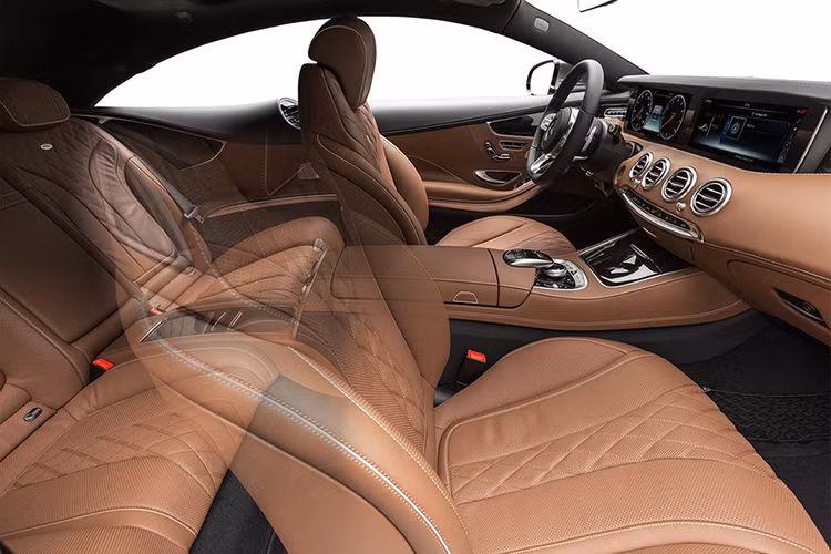 Tuy nhiên, thiết kế cửa sổ không khung – đặc trưng của dòng S-Class Coupe trước đây – dường như sẽ không xuất hiện ở phiên bản mới. Thiết kế đầu tiên được cho là lấy cảm hứng từ Mercedes-AMG S63 E Performance với cản trước hầm hố, các hốc gió lớn và bốn ống xả đặc trưng. 