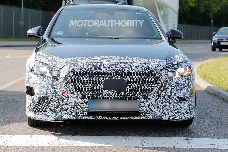 Hình ảnh một nguyên mẫu S-Class Coupe được ngụy trang gần đây với phần mái xe độc đáo khác biệt hoàn toàn so với phiên bản bốn cửa càng làm dấy lên tin đồn về sự trở lại của dòng coupe huyền thoại này.