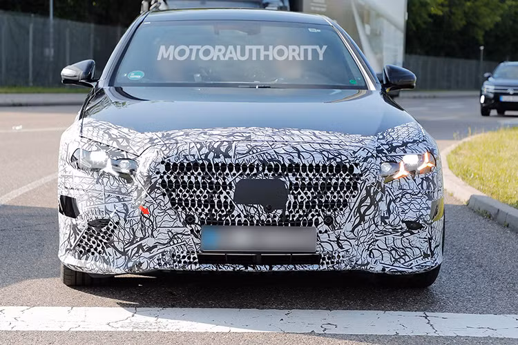 Hình ảnh một nguyên mẫu S-Class Coupe được ngụy trang gần đây với phần mái xe độc đáo khác biệt hoàn toàn so với phiên bản bốn cửa càng làm dấy lên tin đồn về sự trở lại của dòng coupe huyền thoại này.